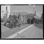 Lors de sa visite à Albertville, le général de Gaulle salue les troupes qui défilent dans les rues.