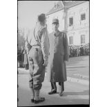 Félicitations du général de Gaulle au chef de corps après le défilé des troupes.