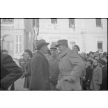 Lors de la venue du général de Gaulle à Albertville, le général de Lattre de Tassigny s'entretient avec une autorité de la ville.