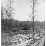 Un pont détruit par les armées allemandes dans les environs de Belfort.