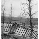 Une jeep de la 1re armée française sur un pont flottant dans les environs de Belfort.