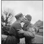 Retrouvailles du colonel Douet, condamné à mort par les Allemands et de son fils, évadé de France et servant au 96/3 génie blindé qui opère sur la route d'Arcey-Belfort.
