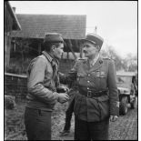 Retrouvailles du colonel Douet, condamné à mort par les Allemands et de son fils, évadé de France et servant au 96/3 génie blindé qui opère sur la route d'Arcey-Belfort.