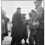 Des hommes des FFI renseignent des officiers de la 1re armée sur les emplacements allemands dans Belfort.