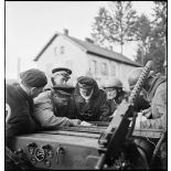 Des hommes des FFI renseignent des officiers de la 1re armée sur les emplacements allemands dans Belfort.