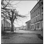 Une rue déserte de Belfort Valdoie au moment de l'entrée des troupes de la 2e DIM.