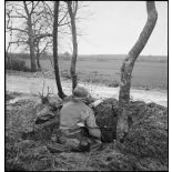 Guet par un soldat du 1er corps d'armée équipé d'une mitrailleuse Browning M1917 A1 dans le secteur de Delle.