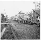 Une colonne composée notamment de jeeps et d'automitrailleuses de la 1re armée quitte Rougemont (Doubs) pour se diriger vers Belfort (Territoire de Belfort).