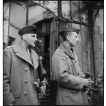 Le général Touzet du Vigier, commandant la 1re DB (division blindée), avec le colonel Lehr, son chef d' état-major, à son PC à Mulhouse.