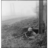 Soldat de la 1re DB (division blindée), guettant en position de tir, armé d'une mitrailleuse Browning M1919  7,62 mm et abrité dans un trou, dans les faubourgs de Mulhouse lors des combats livrés contre les troupes allemandes pour la reconquête de la ville.