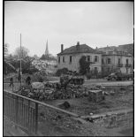 Soldats de la 1re DB (division blindée) à un poste de tir d'un canon de DCA 40 mm Bofors, dans Mulhouse lors des combats livrés contre les troupes allemandes pour la reconquête de la ville.