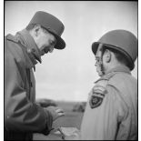 Le général Koenig, commandant en chef des FFI (Forces françaises de l'intérieur) et un capitaine de la 10e DI (division d'infanterie), lors d'une inspection de la division près de Remauville (Seine-et-Marne).