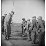 Le général Koenig, commandant en chef des FFI (Forces françaises de l'intérieur) et des hommes de la 10e DI (division d'infanterie), lors d'une inspection de la division près de Remauville (Seine-et-Marne).