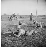 Soldats de la 10e DI (division d'infanterie) lors d'une manoeuvre près de Remauville (Seine-et-Marne).