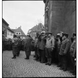 Les hommes de la 2e DB saluent le général Leclerc à sa sortie de l'église à Erstein, où il a assisté à l'office religieux du 