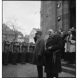 Le général Leclerc et le maire d'Erstein à la sortie de l'église, où ils ont assisté à l'office religieux du 