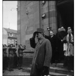 Le général Leclerc à la sortie de l'église à Erstein, où il a assisté à l'office religieux du 