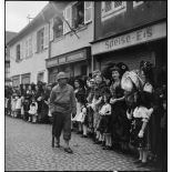 La population d'Erstein, en costume traditionnel alsacien, est venue saluer le général Leclerc et ses hommes qui ont libéré sa commune.