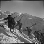 Skis sur l'épaule, des éclaireurs-skieurs du 199e BCHM gravissent en colonne une pente enneigée du Brévent.