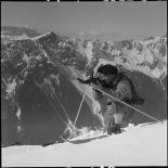 Eclaireur skieur du 199e BCHM en position de tir au-dessus de Chamonix.