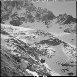 Plan général de la benne du téléphérique du col du Midi en construction qui transporte deux chasseurs alpins.