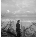 Marin posté en sentinelle sur la ligne de défense côtière à Dunkerque.