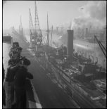 Cargos amarrés à quai dans le port de Dunkerque.