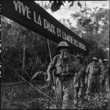 Libération du lieutenant-colonel Charton lors d'un échange de prisonniers à Viet Tri.