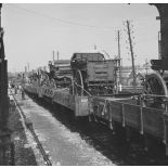 [Mobilisation : train d'artillerie transportant voitures hippomobiles en gare de Noisy-le-Sec. 11 septembre 1939.]