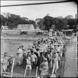 Embarquement des prisonniers Viêt-minh à bord d'un LSM (landing ship material) à Haïphong.