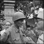 Le colonel Lalande, coiffé de son casque, à son arrivée à l'hôpital Lanessan après sa libération.
