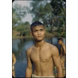 Un élève de l'école d'officiers de l'Armée nationale du Laos après la natation.