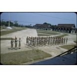 Prise d'armes de la promotion d'élèves du capitaine Boume Kent à l'école d'officiers de l'Armée nationale du Laos.