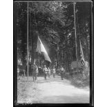 Camp américain de Dommiers (Aisne). Le salut au drapeau. [légende d'origine]