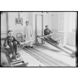 Physiothérapie : les mouvements actifs : la machine à ramer du médecin major Hirtz. [légende d'origine]