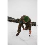 Un légionnaire du 2e régiment étranger d'infanterie (2e REI) dispute une bataille de boules de neige à Tapa, en Estonie.