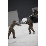 Des légionnaires du 2e régiment étranger d'infanterie (2e REI) disputent une bataille de boules de neige à Tapa, en Estonie.