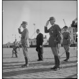 Centenaire des tirailleurs et des spahis de l'armée d'Afrique : salut pendant l'exécution de la Marseillaise.