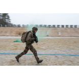 Un soldat progresse sur le champ de tir de Tapa, en Estonie.
