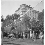 Des soldats disputent des matches de volley-ball dans les jardins du Golf Hôtel de Hyères transformé en centre d'hébergement.