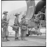 Embarquement de la compagnie indochinoise de parachutistes du 8e bataillon de parachutistes coloniaux (8e BPC) à bord d'un Douglas C-47B à Gia Lam à destination de Hanoï.
