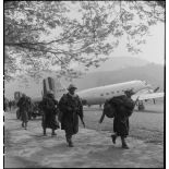 Des goumiers du 17e tabor marocain débarquent à Laï Chau d'un avion Douglas C-47B Skytrain.