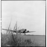 Décollage d'un avion Junkers Ju-52 de Gia Lam à destination de Laï Chau avec à son bord des éléments du 17e tabor marocain.