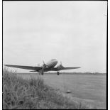 Décollage d'un avion Douglas C-47B Skytrain de Gia Lam à destination de Laï Chau avec à son bord des éléments du 17e tabor marocain.