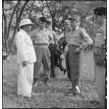 Le général Salan s'entretient avec Déo Van Long, président de la Fédération Thaï.
