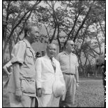 Déo Van Long, président de la Fédération Thaï, entouré de militaires sur le terrain d'aviation de Laï Chau.