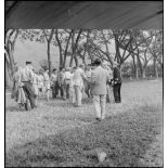Des officiers sont rassemblés sur le terrain d'aviation de Laï Chau lors du départ du général Salan.