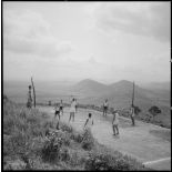 Des éléments du 3e bataillon du 21e RIC en tenue de sport jouant au volley-ball.