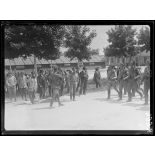 Camp de Mailly, défilé des troupes russes devant les délégués parlementaires. [légende d'origine]