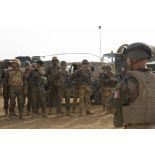Un officier dirige un briefing auprès de sa troupe pour le départ d'un convoi depuis Gao, au Mali.